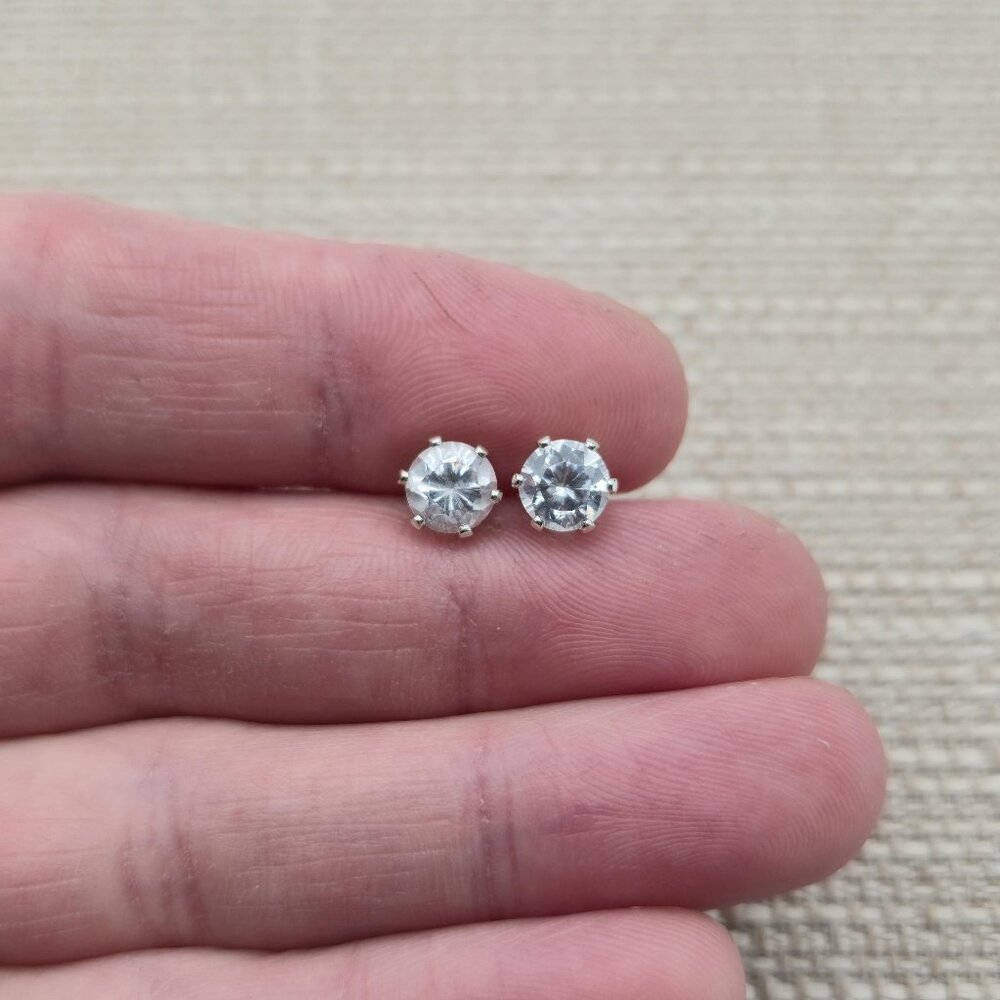 Sterling Silver Simple Round Cubic Zirconia Stud Earrings A4243